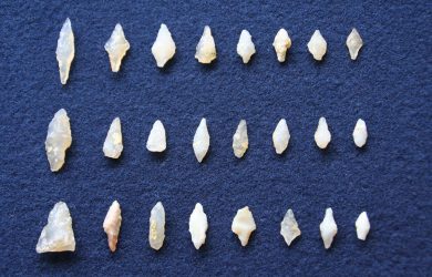 赤松遺跡出土玉髄製の矢じり2